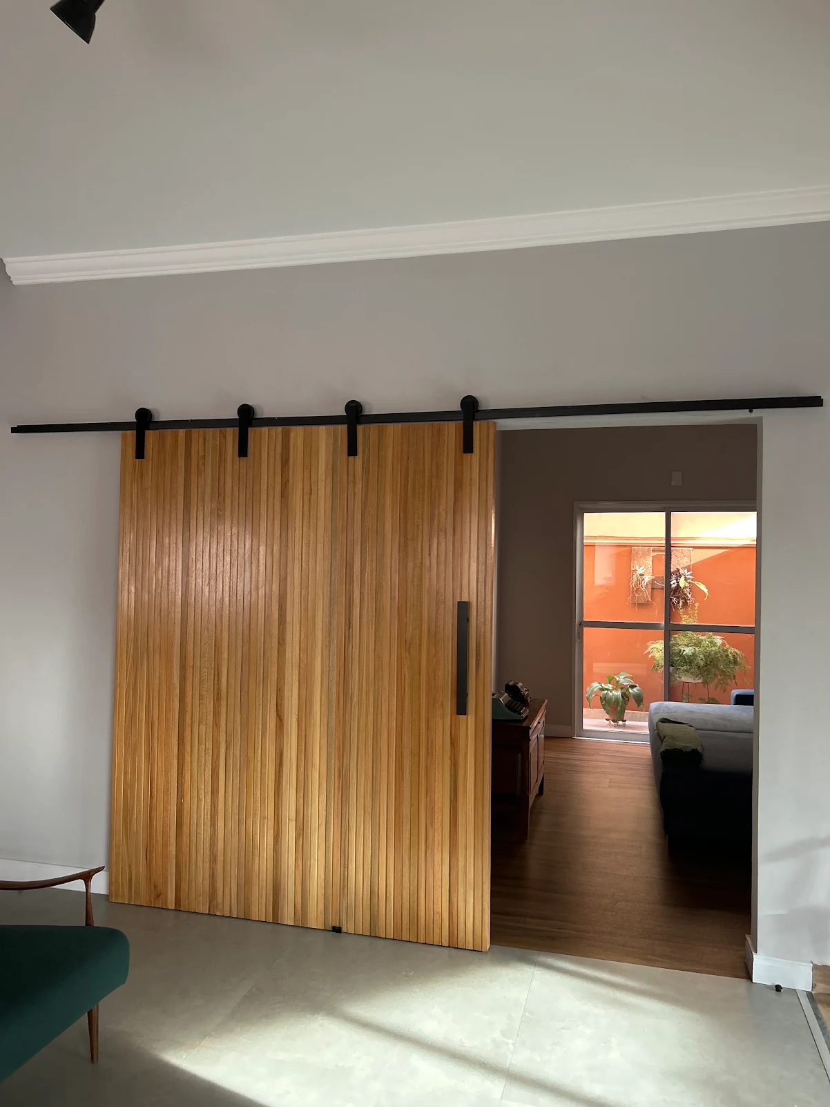 Porta de correr instalada na casa de Lais Carvalho