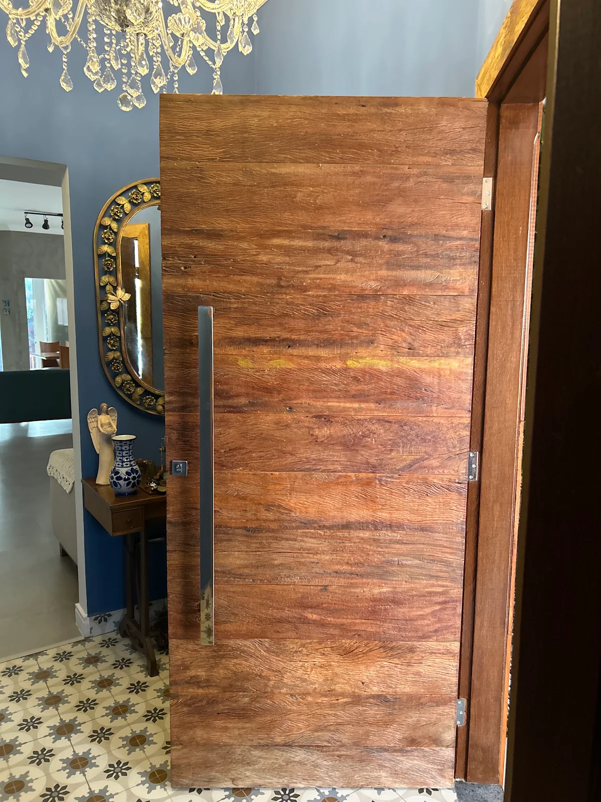 Porta de madeira instalada na casa de Lais Carvalho